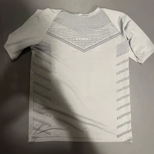 Youngla superhero compression - Youngla superhero compression i väldigt bra skick och för en riktig steal