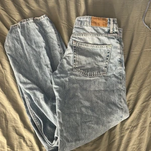 Ljusblå low rider jeans från 157 - Säljer ett par ljusblå jeans från 157 med low rider-passform., raka ben och lite slitna längst ner