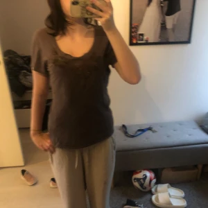 Jättee fin brun y2k tröja - Tröjan är köpt på en second han för 200kr! Den är också insydd det står storlek XL men jag skulle säga s/m. Ärmarna är lite lösare och ger mer y2k effekt. (Pris kan diskuteras)