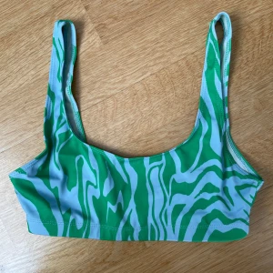 Blå och grön bikini top - Blå och grön bikini top från monki, använd men inga defekter 💕