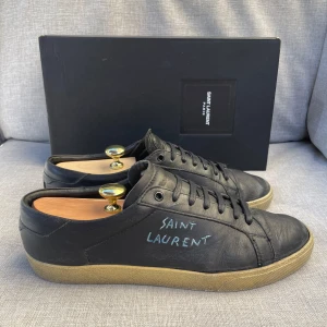 Saint laurent skor  - Hej! Säljer nu dessa sjukt snygga ysl skor. Skorna är i okej skick! Vi rekommenderar att gå ner en storlek. Har ett begränsat antal boxar och dustbag! Hör gärna av dig vid frågor 