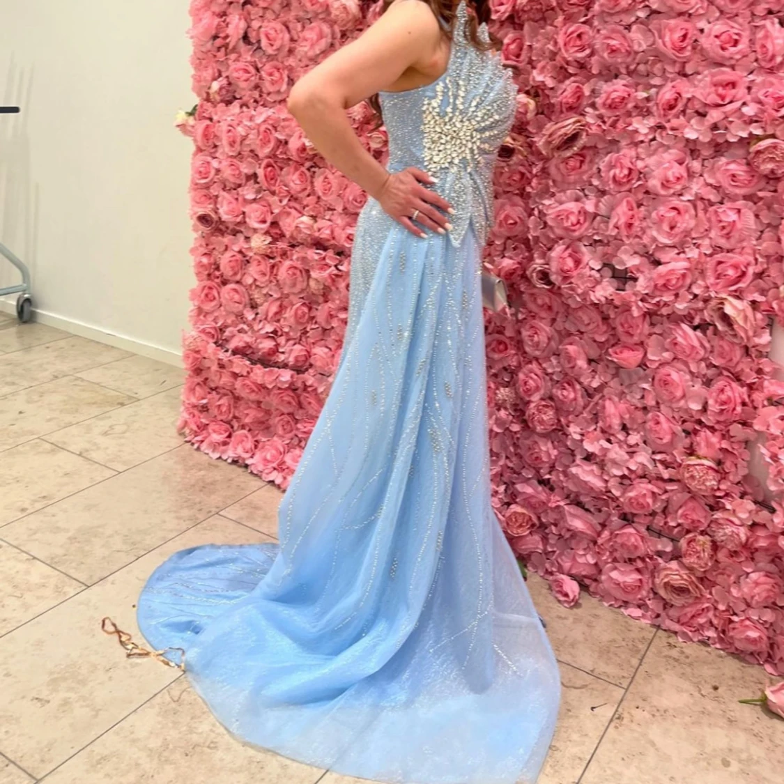 Ljusblå glittrig långklänning med slits - 1