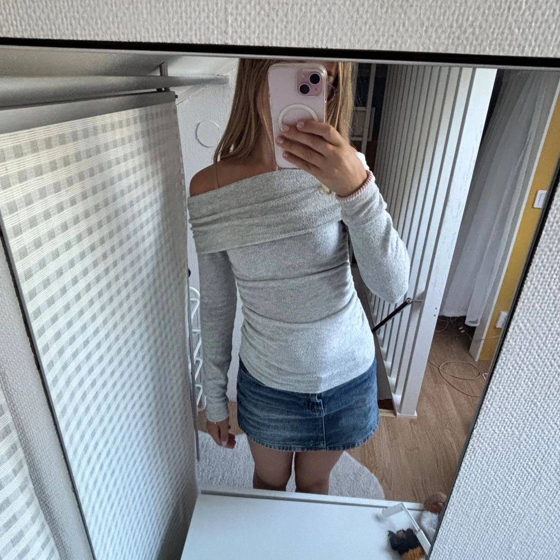 Ljusgrå offshoulder långärmad tröja