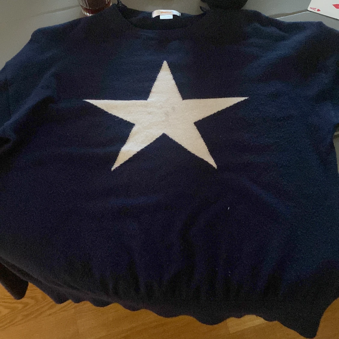 Mörkblå stickad tröja med stjärna - 2