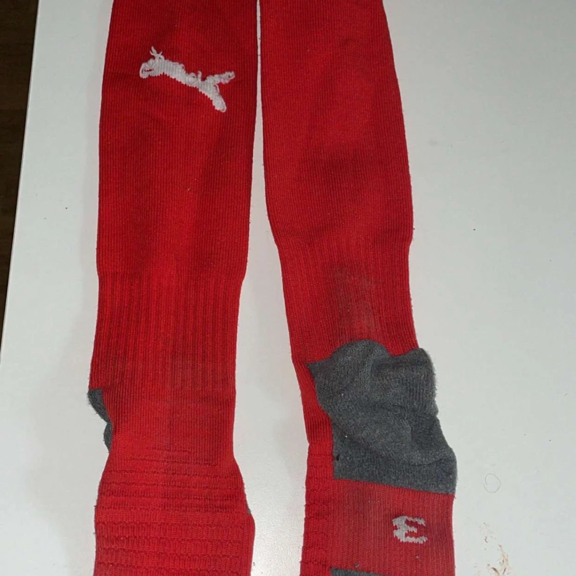 Röda fotbollsstrumpor från Puma