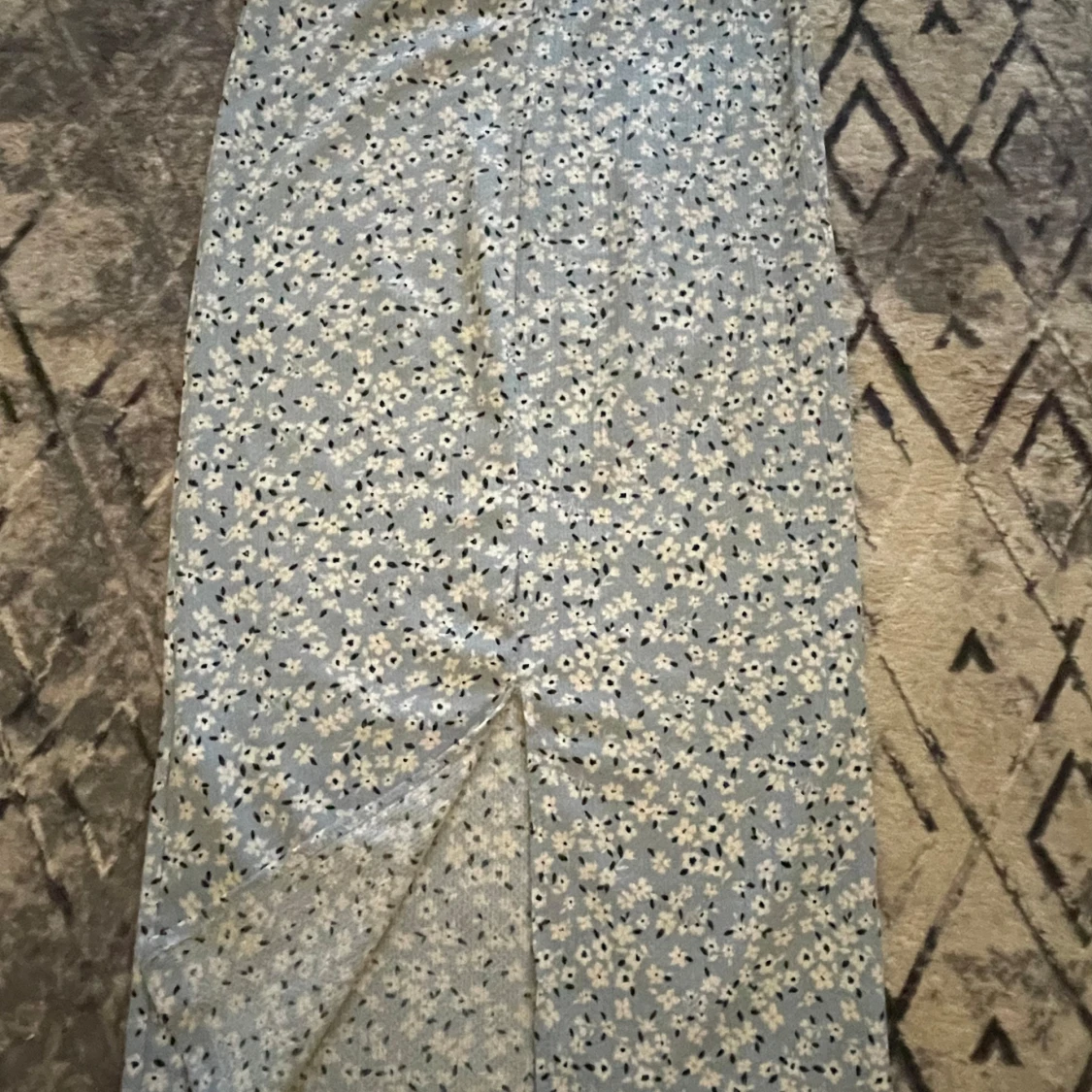 Blommig blå långkjol med slits - 1