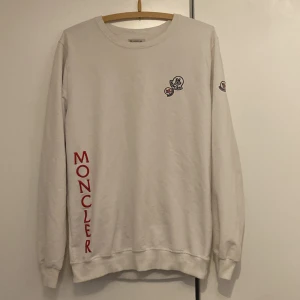 Vit sweatshirt från Moncler med tryck - Vit sweatshirt från Moncler storlek lx men sitter som en m