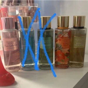 Victoria's Secret body mists 5-pack - Fem olika body mists från Victoria's Secret: Pure Seduction Crystal (rosa), Aqua Kiss (såld), Pear Glacé (såld), Mango Smash (orange med blommigt mönster) och Wander The Meadow (gul). Alla flaskor är 250 ml med guldfärgade lock och transparent plast. Du ser själv hur mycket det är kvar men skriv för fler bilder. Går ej att köpa i Sverige. 100kr styck eller 250 för all tre