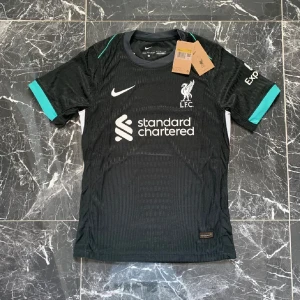 Liverpool FC matchtröja - Snygg svart Liverpool FC fotbollströja från Nike, är spelar versionen, är helt ny utan någon defekt, pris kandiskuteras vid snabb affät