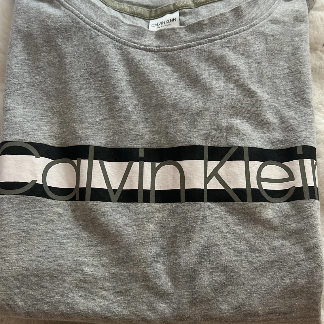 Grå Calvin Klein tröja med logga - 2