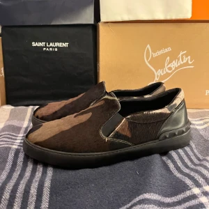 Valentino skor - Säljer ett par Valentino slip-on sneakers.Skorna är i super fint skick och är väldigt svåra att få tag i. jag tar jättegärna emot byten som vanligt men går självklart att köpa. Skorna är i storlek 41 men passar lite större. Har ni några frågor är det bara att skicka iväg meddelande så svarar jag oftast väldigt snabbt med det sagt. Tack för er uppmärksamhet. Med vänliga hälsningar Oscar