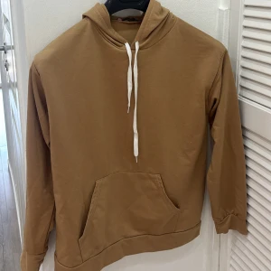 Beiga mjukisbyxor med snörning - Säljer ett par chill beiga mjukisbyxor med vit snörning i midjan och elastisk resår. Byxorna har en relaxed passform och är gjorda i mjukt bomullsmaterial, perfekta för att hänga hemma eller dra till gymmet. Fickor på sidorna för mobilen eller nycklar.