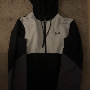Under armour vindjacka  - Under armour vindjacka som passar perfekt till lite kyligare väder, även lätt att styla. köpt på zalando för 1200 men släpper billigt och kan även gå ned i pris. Storlek S men passar även M. hör av er vid funderingar (ÖPPEN FÖR BYTEN)