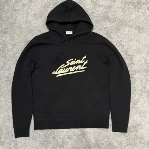 Yves Saint Laurent Hoodie - En YSL hoodie perfekt nu för hösten. Den är knappt använd med noll defekter🤩 priset är inte hugget i sten så hör gärna av vid funderingar 💫