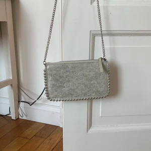Silver väska  - Säljer denna jätte fina väskan från zara! Har aldrig använt då jag har andra väskor❤️ man kan ta av kedjan och den har tre fickor kan man säga!🥰🥰