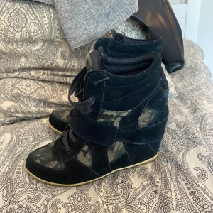 Camoflage boots - Jätte Coola och snygga camoflage skor som liknar isabell marant skor. Använda mycket men är i super fint skick! Köpta utomlands för 800 kr