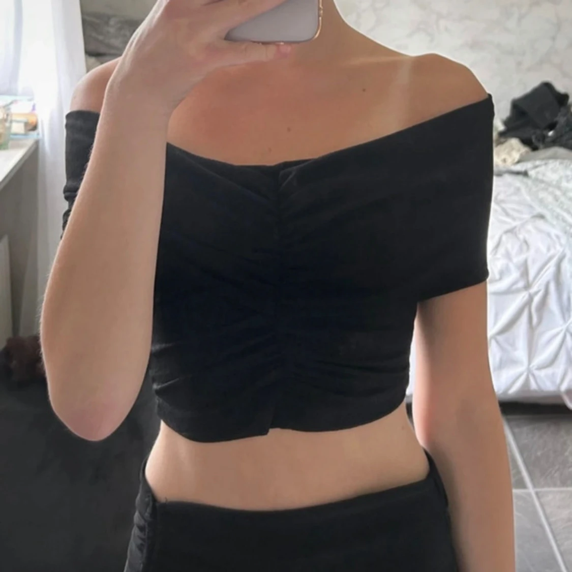 Svart offshoulder croppad topp - 1