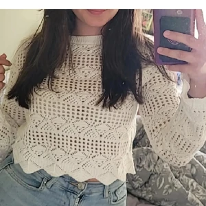 Topp - Säljer en vit stickad tröja från Amisu i storlek S. Tröjan är croppad och har långa ärmar, perfekt för lager-på-lager-stil. Köparen står för frakten ✨️