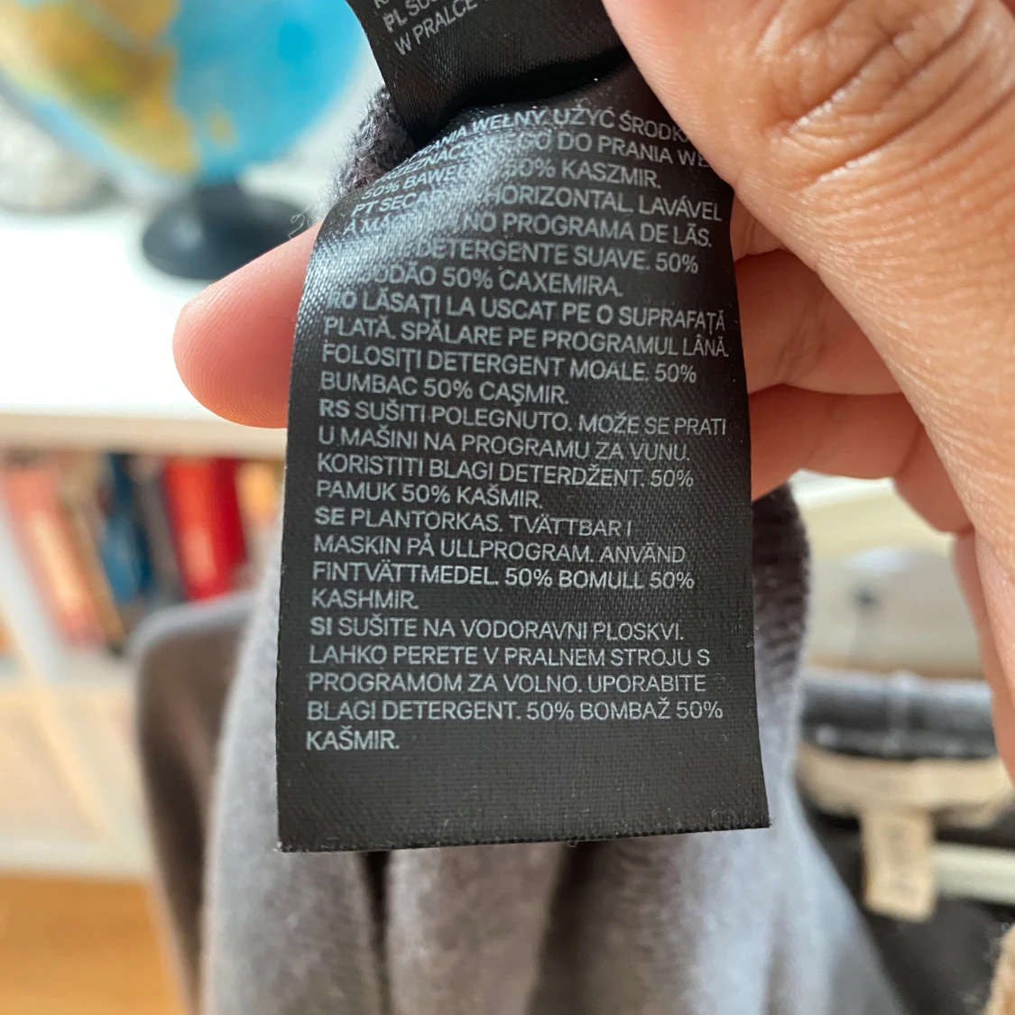 Grå hoodie i kashmirblandning - 4