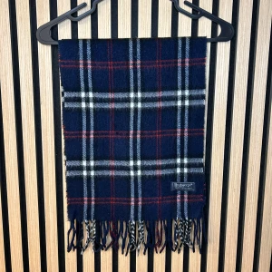 Burberry halsduk mörkblå  - Mörkblå Burberry halsduk | Skick 8/10 | Hör gärna av dig vid minsta fundering😊