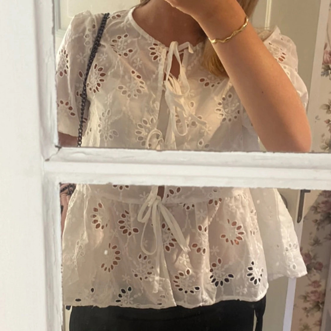 Vit blus med broderade blommor och knyt - 1