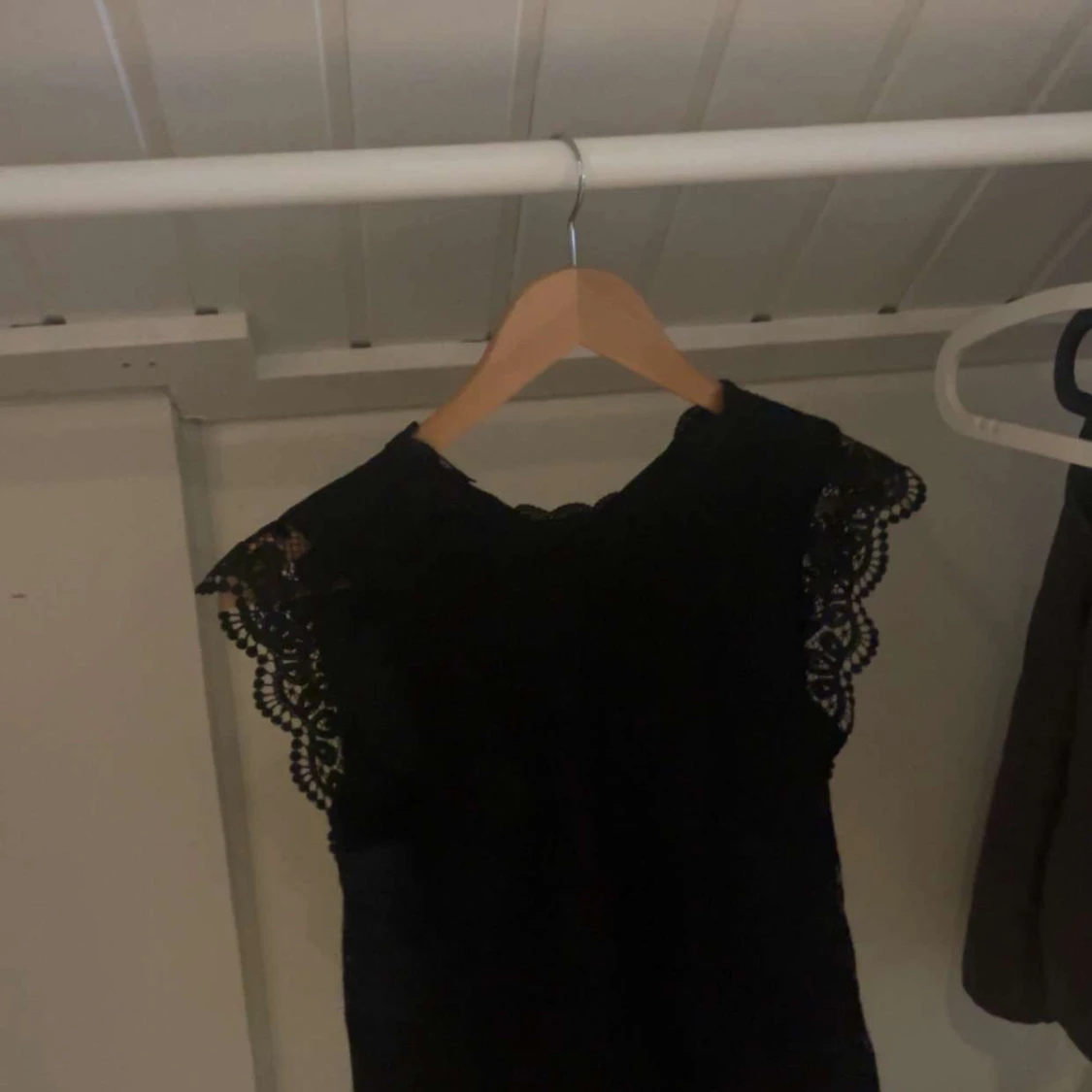 Svart spetsblus från Pieces