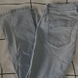 Lågmidjade jeans  - Säljer dessa ljusblå lågmidjade jeans från Tom Tailor Denim. Modellen heter Jona och har en så snygg och klassisk femficksdesign med en liten dragkedjeficka fram. De är originellt skinny, men har sytt om! Kp om ni har frågor:)