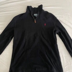 Polo Ralph Lauren half zip  - Storlek S i herr men skulle säga att den motsvarar S i damstorlek också. Lite urtvättad, kan gå ner i pris🫶