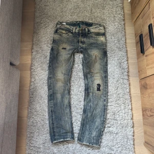 Tvärfeta Diesel Jeans👖 - Säljer ett par riktigt unika diesel jeans med skitnsygg tvätt. Om du vill sticka ut med unika jeans så är dem perfekt för dig! Storlek 29/30. Skriv vid funderingar!🙌🏼