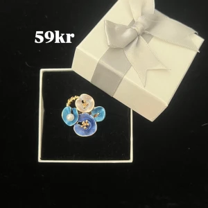 Guldig Blom ring med blå detaljer  - Helt ny ring, justerbar. Frakt 22kr🥰