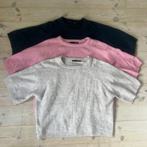 3 trekvartsärmade stickade tröjor - Säljer 3 av de populära trekvartsärmade tröjorna från lager 157 i beige, rosa och mörkblå. Paketpris, dvs att alla ingår i priset. Alla är i storlek M och i gott skick!