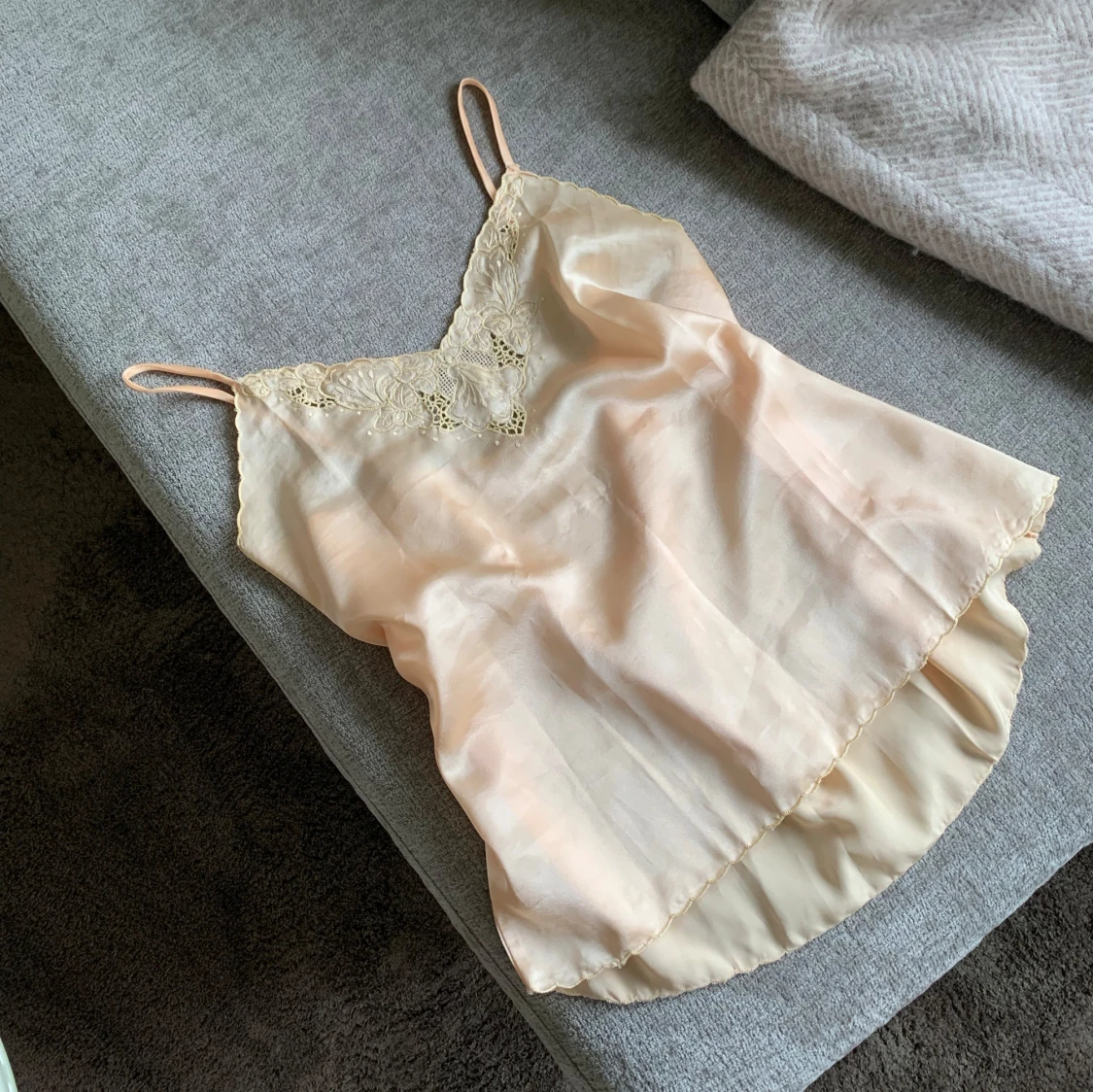 Champagnefärgad linnetopp med spets