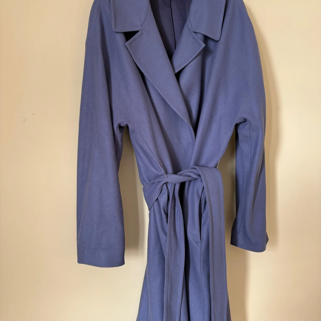Blå kappa från ARKET med bälte