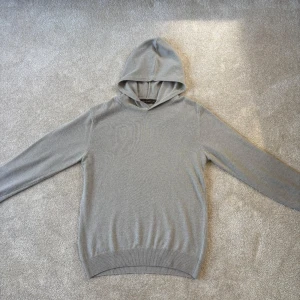 Oscar Jacobsson Pascal hoodie  - Oscar Jacobsson Pascal hoodie merino ull. Storlek s. Beige/grå. Nypris 1700kr 