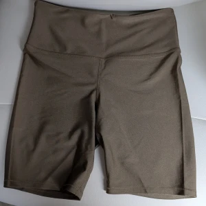 Bruna cykelshorts H&M Move S - Helt nya oanvända! Se sista bild för verklig färg, den är mycket ljusare, som khaki/beige.