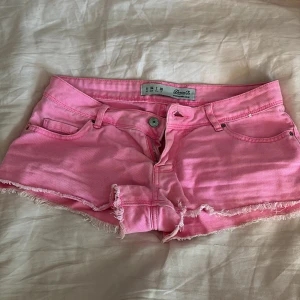 Rosa jeansshorts från Denim Co - Säljer ett par snygga rosa jeansshorts från Denim Co i storlek 34. De har låg midja, fransiga kanter. Perfekta för sommaren och fester.💕