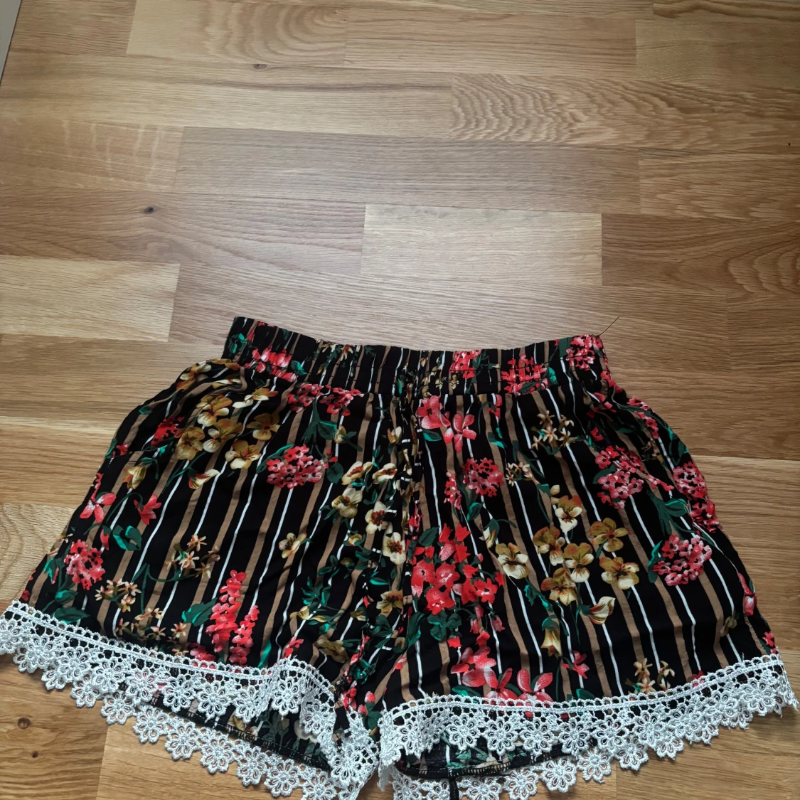 Blommiga randiga shorts med spetskant