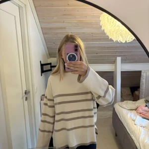 Beige randig stickad tröja Vero Moda - Säljer en beige stickad tröja från Vero Moda i storlek S. Tröjan har breda, ljusbruna ränder, den är knappt använd så i bra skick!