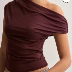 Vinröd offshoulder topp - Säljer en sååå snygg offshoulder topp som sitter så fint. Den är endast använd en gång. Skriv för egna bilder!! ❤️❤️ 