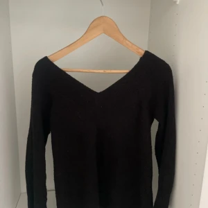 Stickad tröja - Jätte fin stickad off-shoulder tröja i storlek Xs/S. Kan alltid skicka bild hur den ser ut på mig och priset kan alltid diskutera!