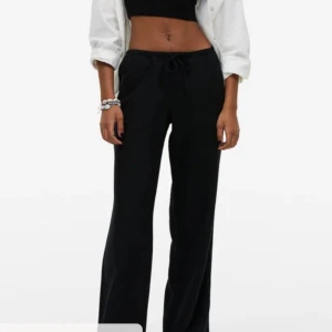 Lågmidjade Linnebyxor  - Svarta linnebyxor från H&M, nästan aldrig använda och som nya, nypris 300