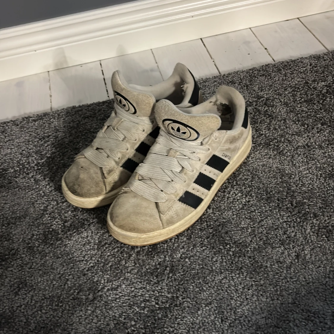 Adidas Campus sneakers i vitt och svart