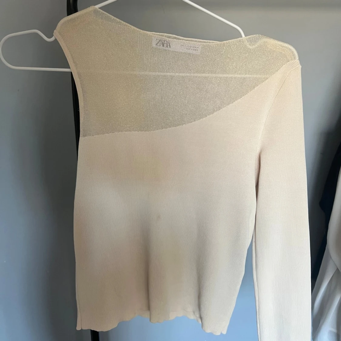 Beige oneshoulder topp från Zara