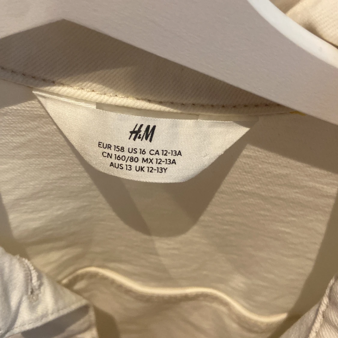 Vit jeansjacka från H&M med fransar - 3
