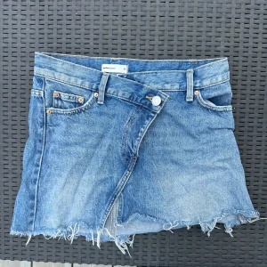 Jeanskjol - Jeanskjol från Ginatricot aldrig använd💙