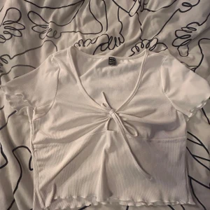 2st vita toppar  - 2st vita toppar i storlek M och L. En är från shein och en från FB sisters.