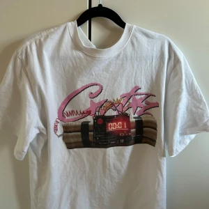 Croteiz T-shirt  - Vit t-shirt från Corteiz i bomull med NO TIME 4 LUV tex på ryggen. 