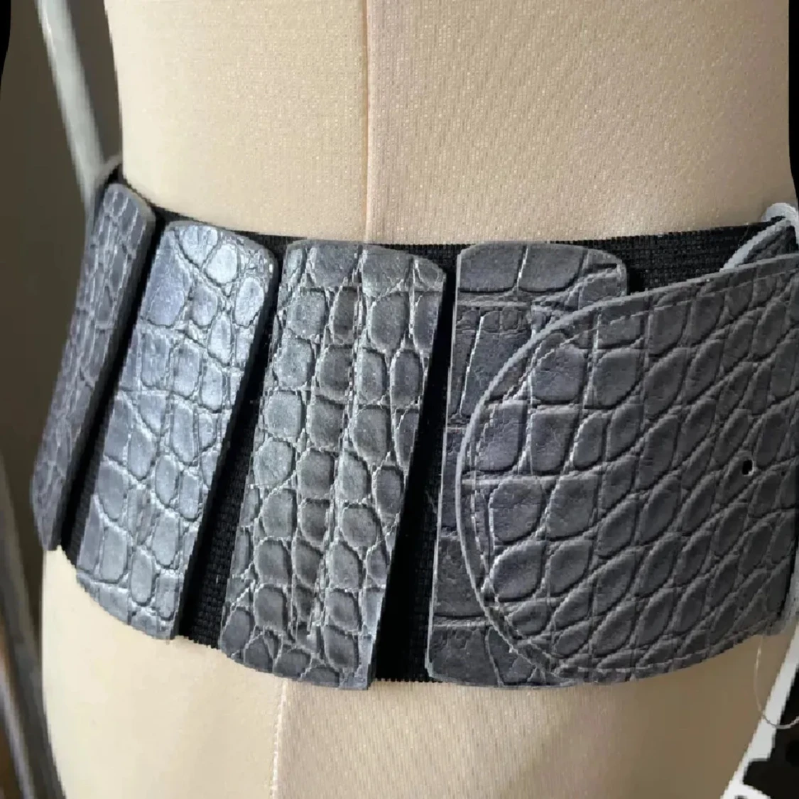 Brett grått bälte med krokoprägling - 2