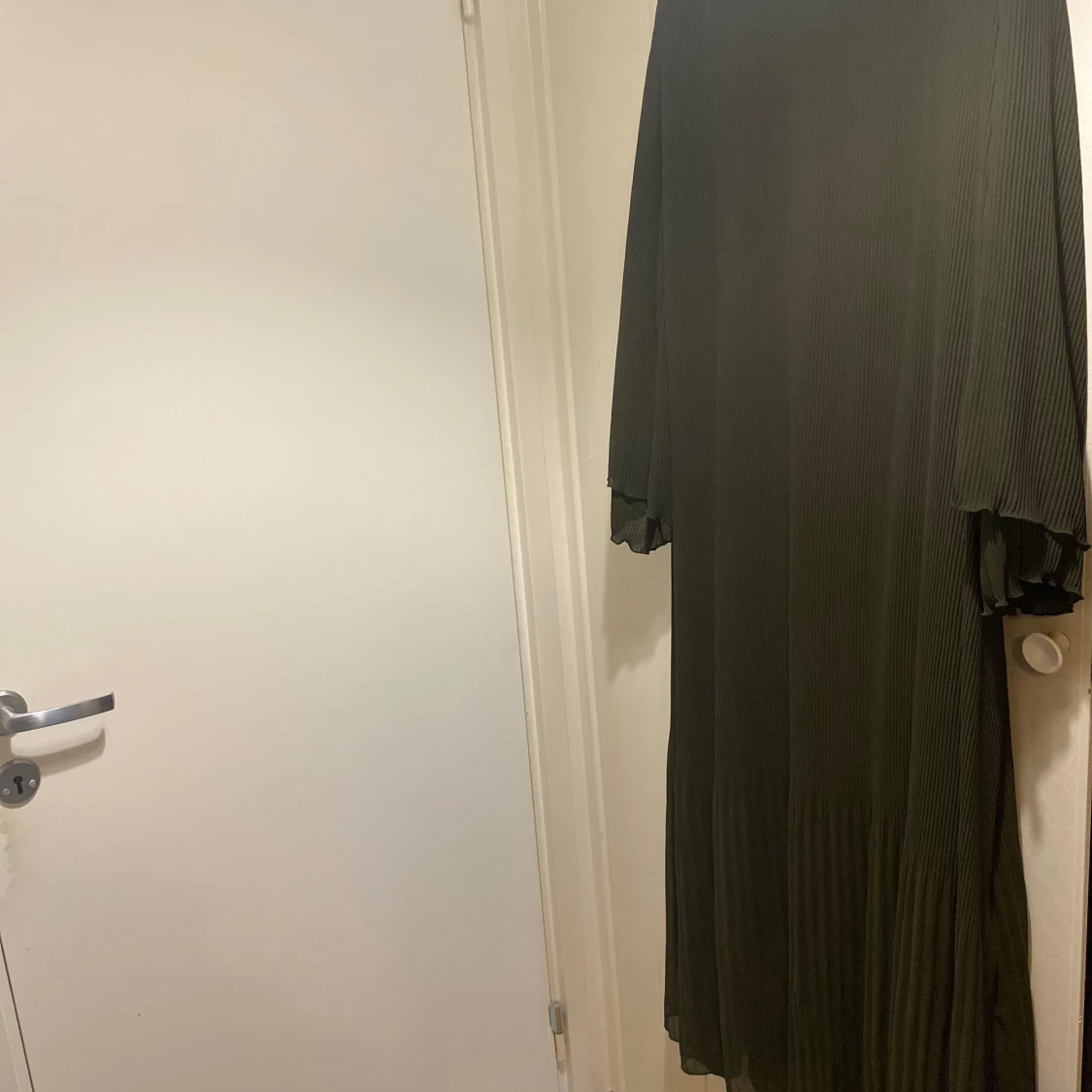 Plisserad långklänning i olivgrönt - 1