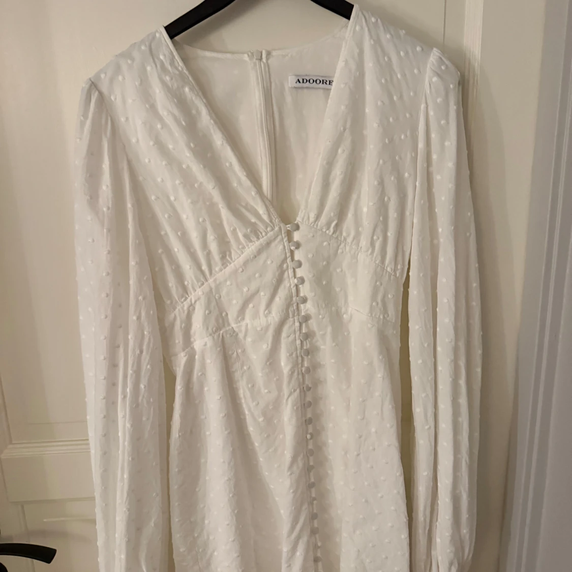 Vit prickig långärmad klänning Adoore - 1